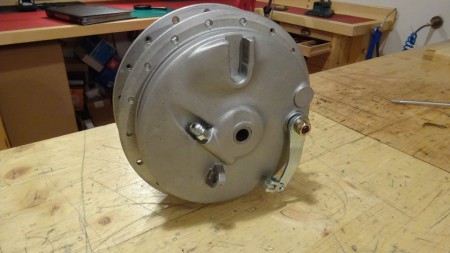 Vorderrad: Nabe und Bremsschild fertig zur Montage